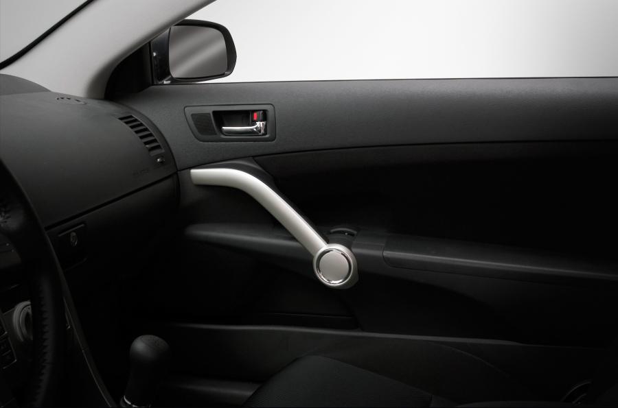 Детали интерьера Scion tC 2008 года  (фото 2 из 21)